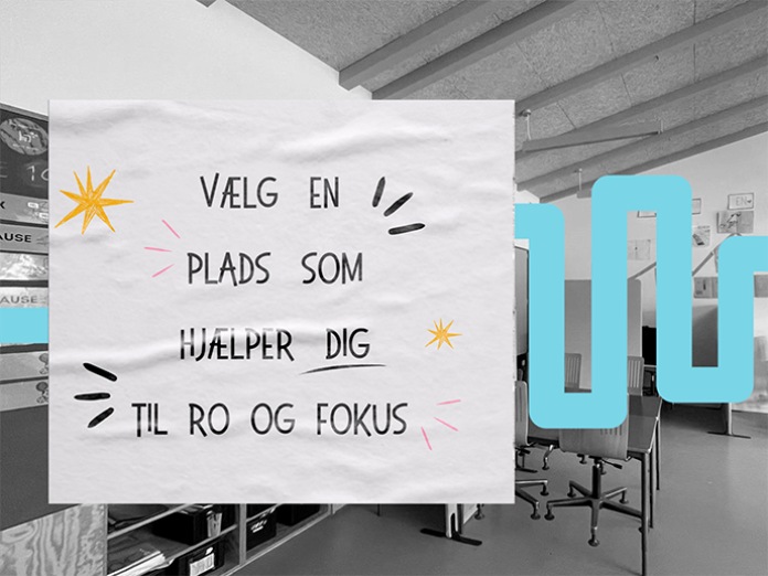 Plakat på skoledør med teksten: Vælg en plads der hjælpe dig til ro og fokus
